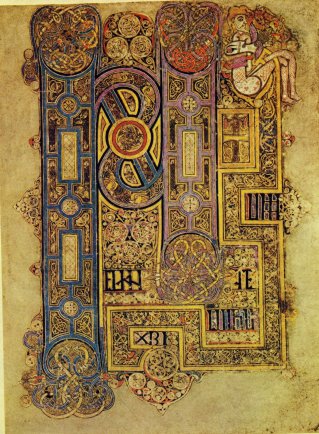 C'est l'un des exemples les plus fameux de cette densification, par l'entrelacs,le labyrinthe, les spirales. La lettre devient un monde fractal, loin de la figuration ; monde de méditation proche des mandalas. La qualité précieuse, associe l'enluminure aux broderies et orfèvreries, artsdes culturers nordiques essentiellement. L'Irlande est un monde artistique spécifique.