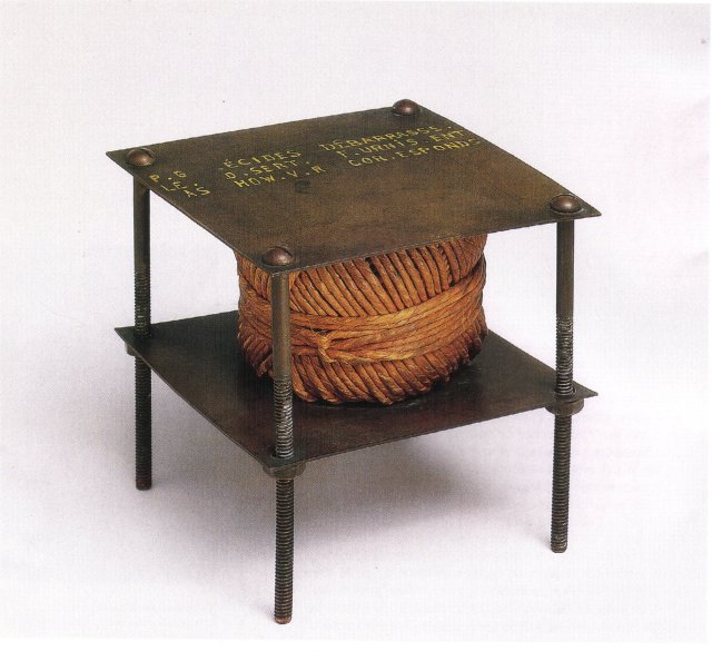 le texte gravé est amputé de lettres, remplacées par des points ; déconstruction ; dérapage des sens.