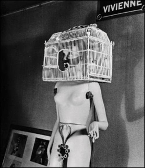 la photographie faite par Denise Bellon, la photographe surréaliste, semble être une version explicite de Why not Sneese, ou la femme enfermée est rigide-frigide, de marbre. 