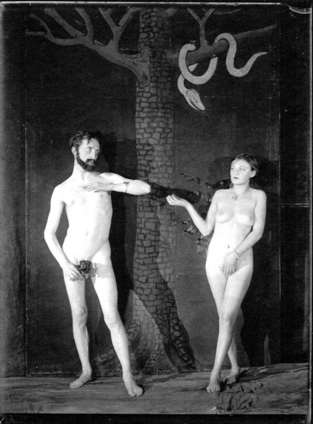 Duchamp et Bronia Pelmutter en Adam et Eve, d'après Cranach..