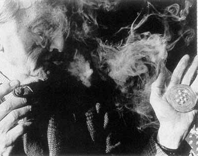 Duchamp envoie à son tour, le gaz sur les orifices du bouche-évier, recto verso....tout son programme.