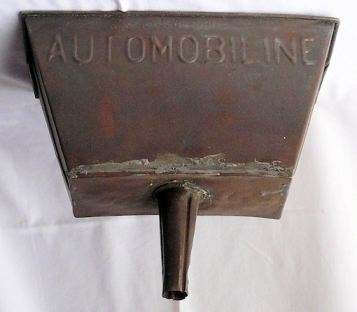 Un véritable entonnoir d'automobiline, marque d'essence des frères Desmarais ; qui eût pu faire un ready made parfait pour Duchamp....On y retrouve plusieurs qualités obsessionnelles.
