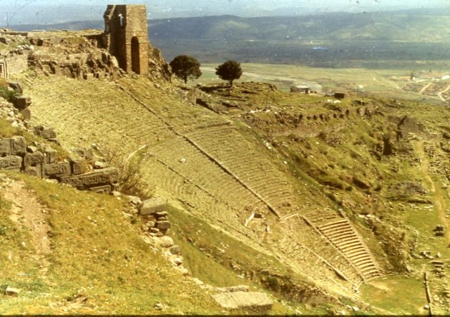 Théâtre de Pergame, là encore, une manière spécifique de s'inscrire dans une réalité et un espace donnés. l'oeuvre vient se nicher dans l'espace naturel et le révéler en même temps.