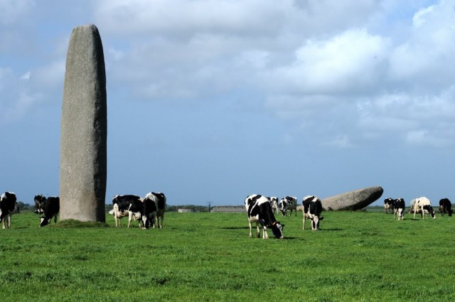 le grand menhir de Kergadiou ( près de Porspoder, Finistère). Dans ce secteur, il existe plusieurs paiures de grands menhirs, stèles pérennes; démarche artistique clairement éloignée de la figuration, constitution de pensée symbolique ; marquage du territoire conquis par des civilisations sédentaires.