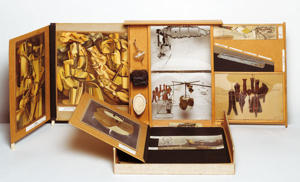Duchamp, l'une de ses boîtes valise, musée portatif...oeuvre ouverte,synthèse, bilan, catalogue, ressource, dépôt des pièces diverses et fragments d'une oeuvre continue