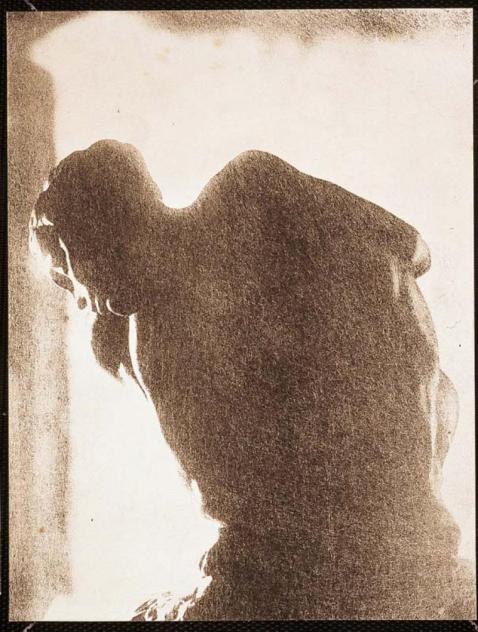 La femme accroupie, photo de Pannelier ; usage lyrique et dramatisant de la lumière, fixée par le photographe, pour Rodin, dans son atelier. Avant les marbres et les bronzes, les photos fixent des étapes des recherches de Rodin, jusque dans la mise en scène.