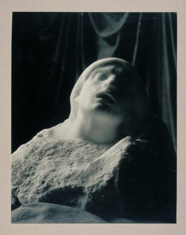 un assemblage éphémère, fixé par un cliché photographique, combinant une ombre et la méditation..